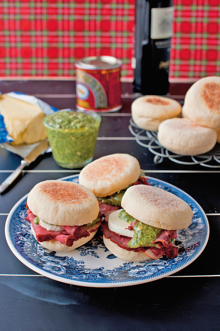 English Muffins mit Roastbeef, Bärlauch-Pesto und Mozzarella