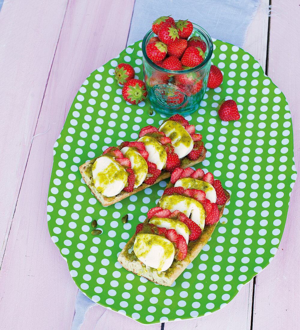 Erdbeer-Mozzarella-Ciabatta mit Pistazien und grüner Chilisauce