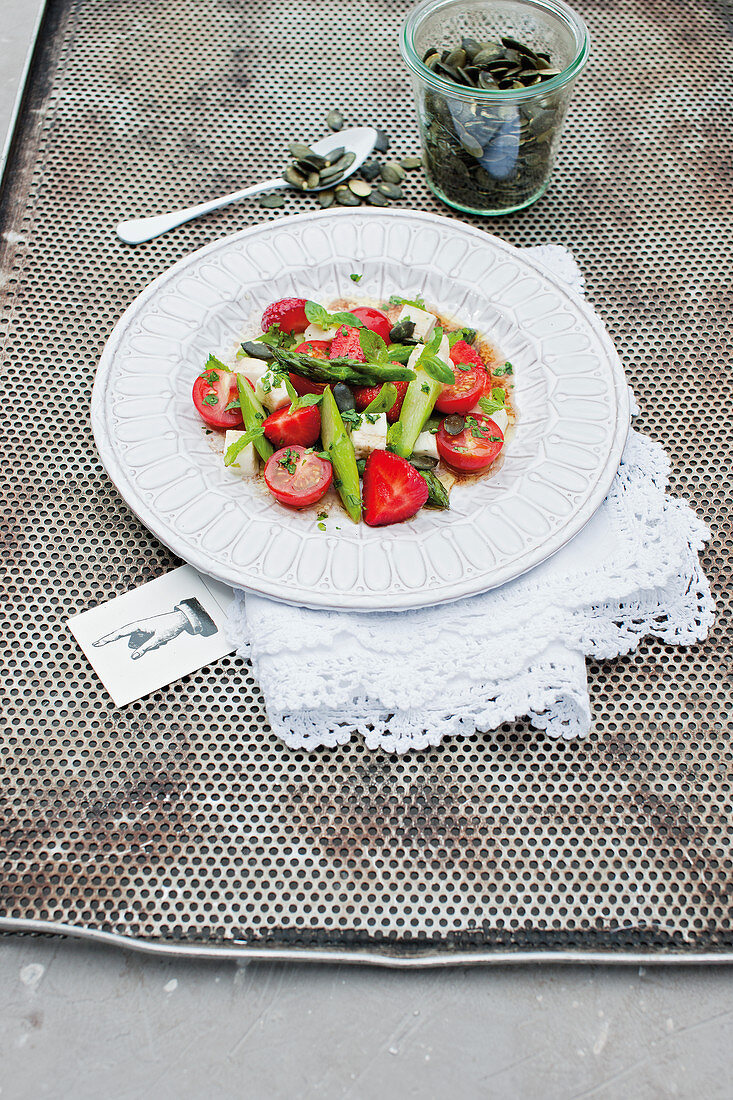 Fruity asparagus salad with strawberries and mozzarella
