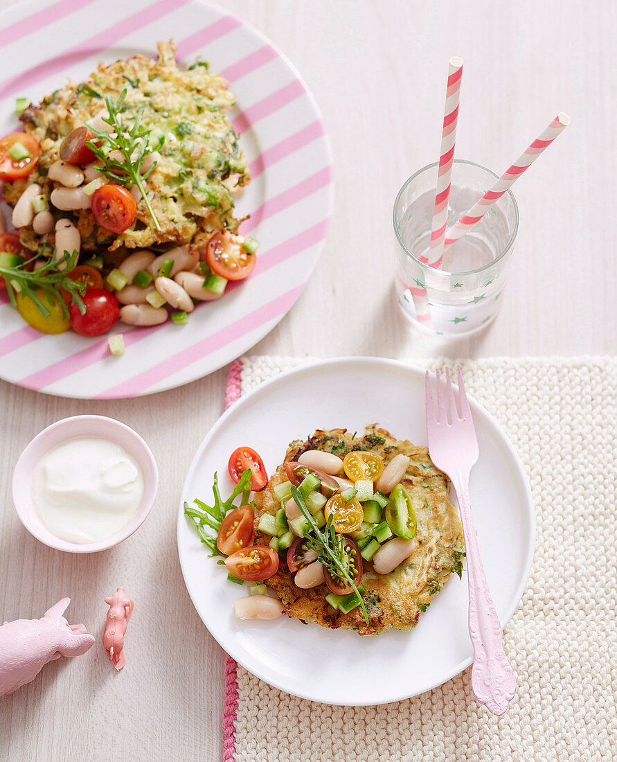 Grüne Gemüse-Fritters mit Tomatensalat