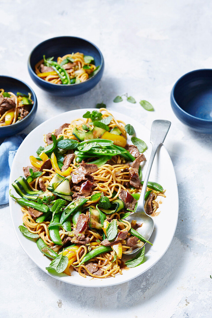 Hokkien Mee (Nudelgericht, China) mit Lamm und Zuckerschoten