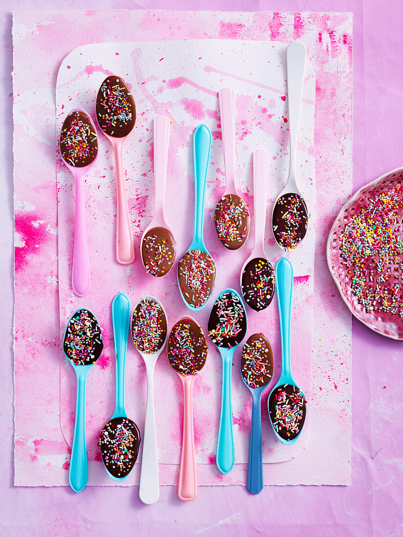 Schokoladenlöffel mit Zuckerstreuseln