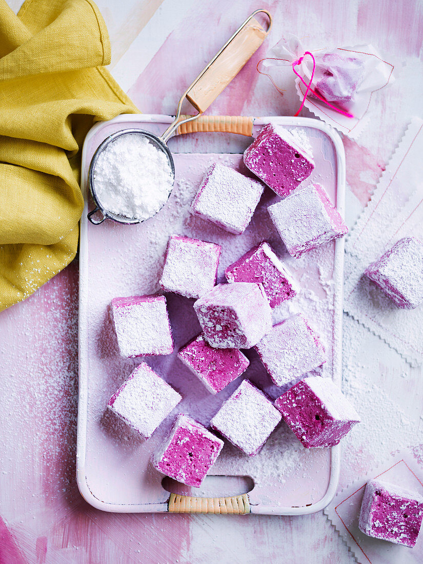 Brombeer-Marshmallows mit Puderzucker