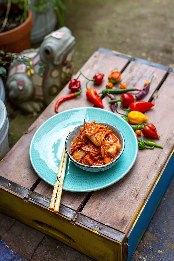 Kimchi im Schälchen und Chilischoten