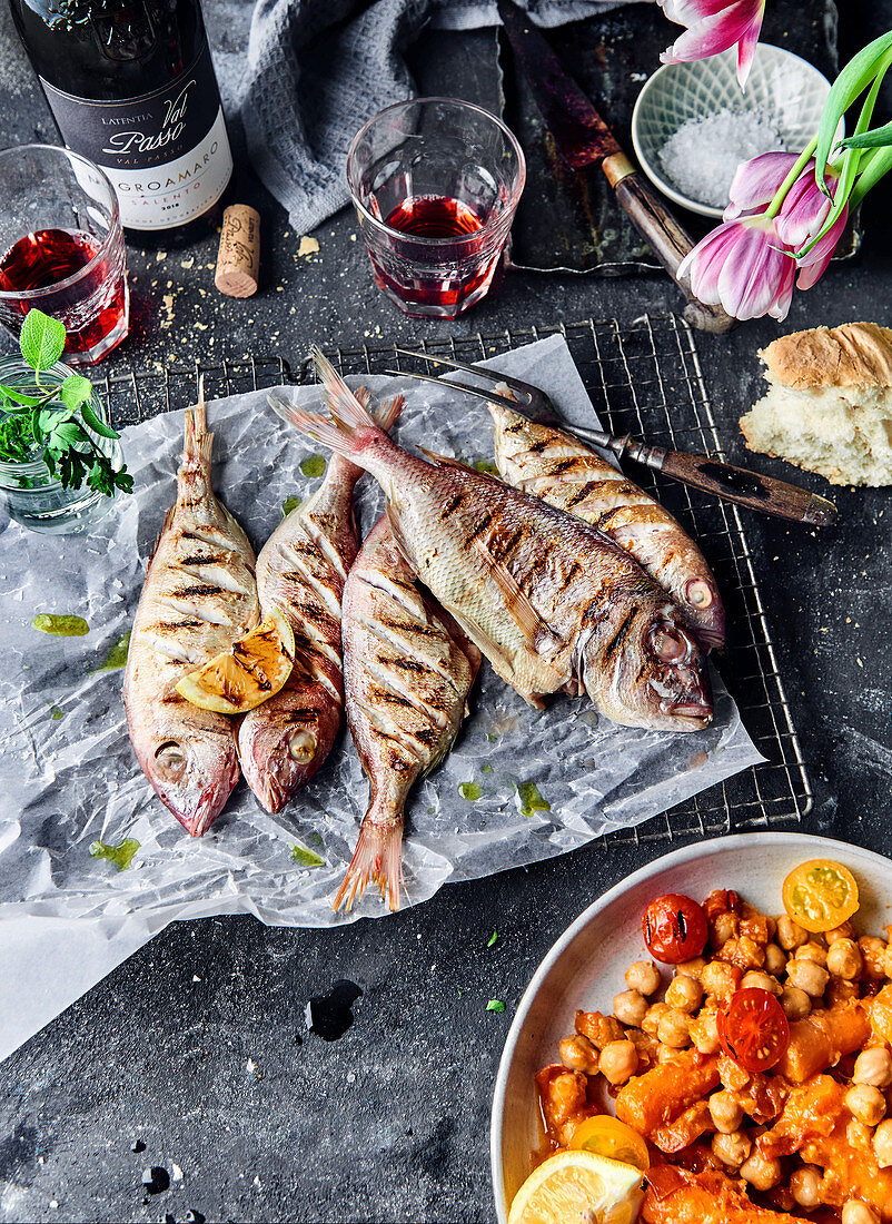 Grilled mullets on paper with chickpeas, carrots and tomatoes