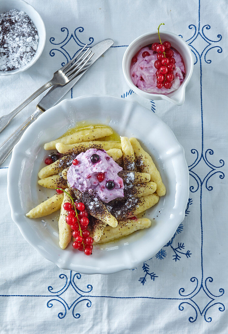 Kartoffelnudeln mit Mohn und Johannisbeerquark