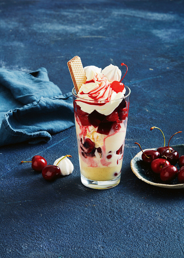 Knickerbocker Glory (Eisdessert, England) mit Kirschen