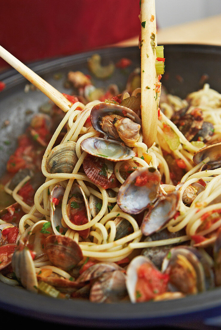 Spaghetti with clams in a pan