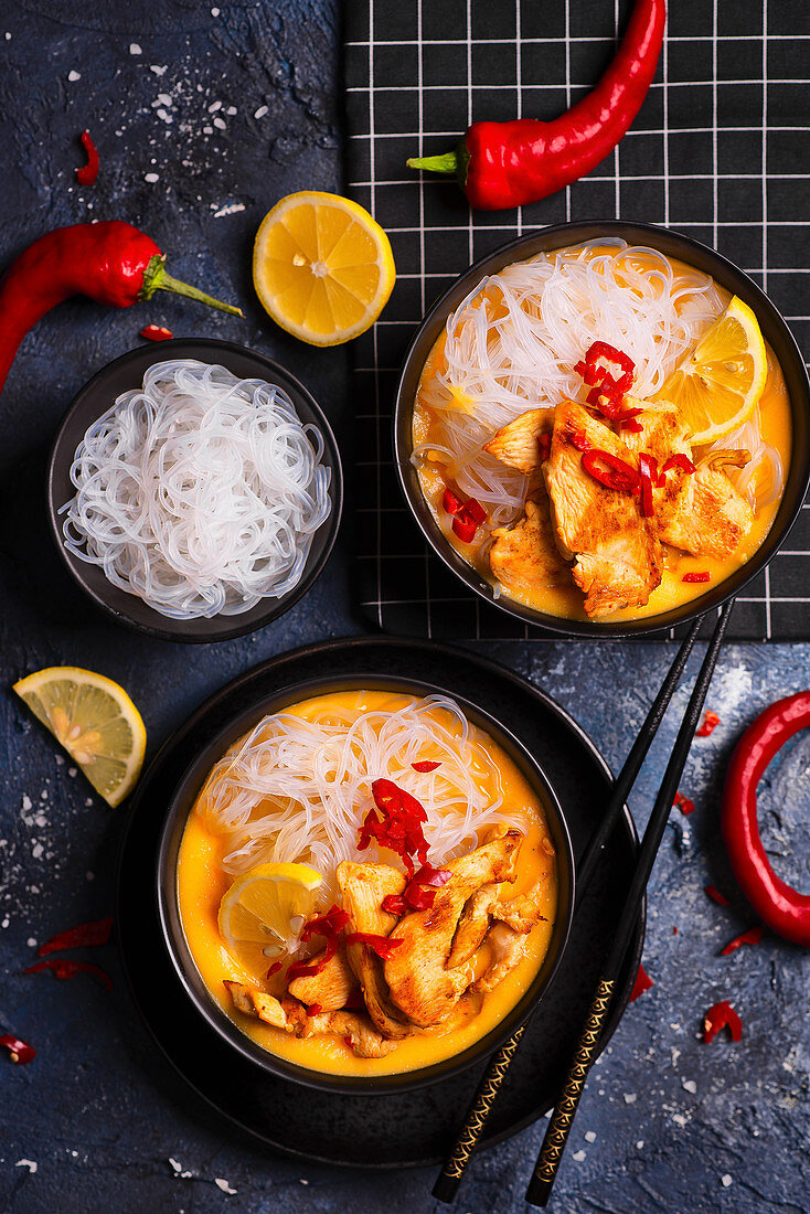 Maissuppe mit Chilis, Hähnchen und Reisnudeln (Asien)