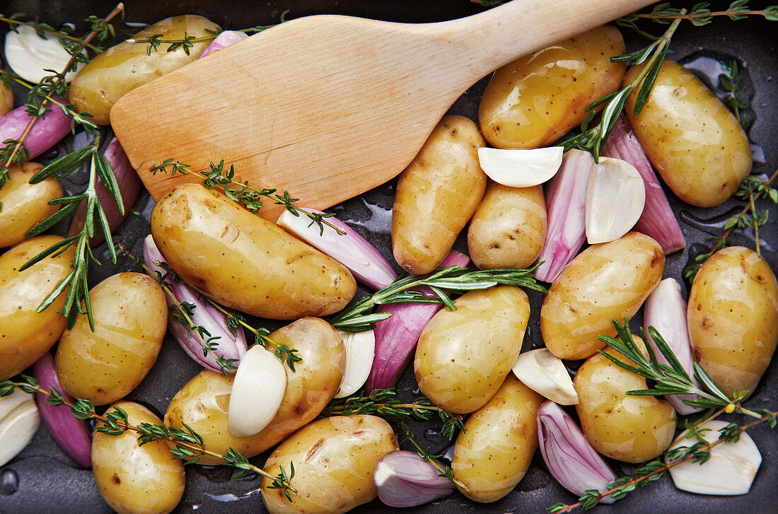 Roast potatoes with garlic, shallots and herbs