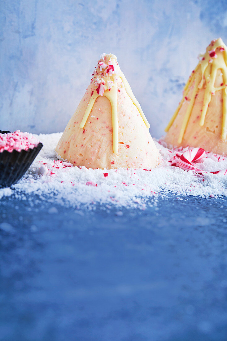 Weihnachtsbäume aus Käsekucheneis mit Zuckerstangen