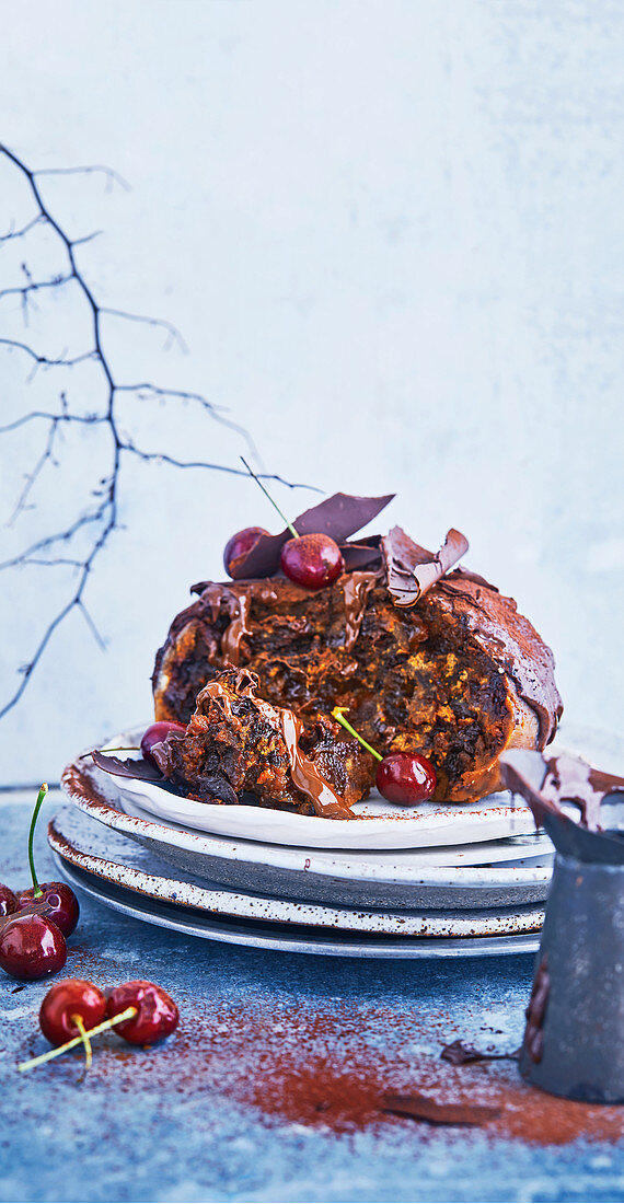 Schwarzwälder Weihnachtspudding mit Schokolade und Kirschen