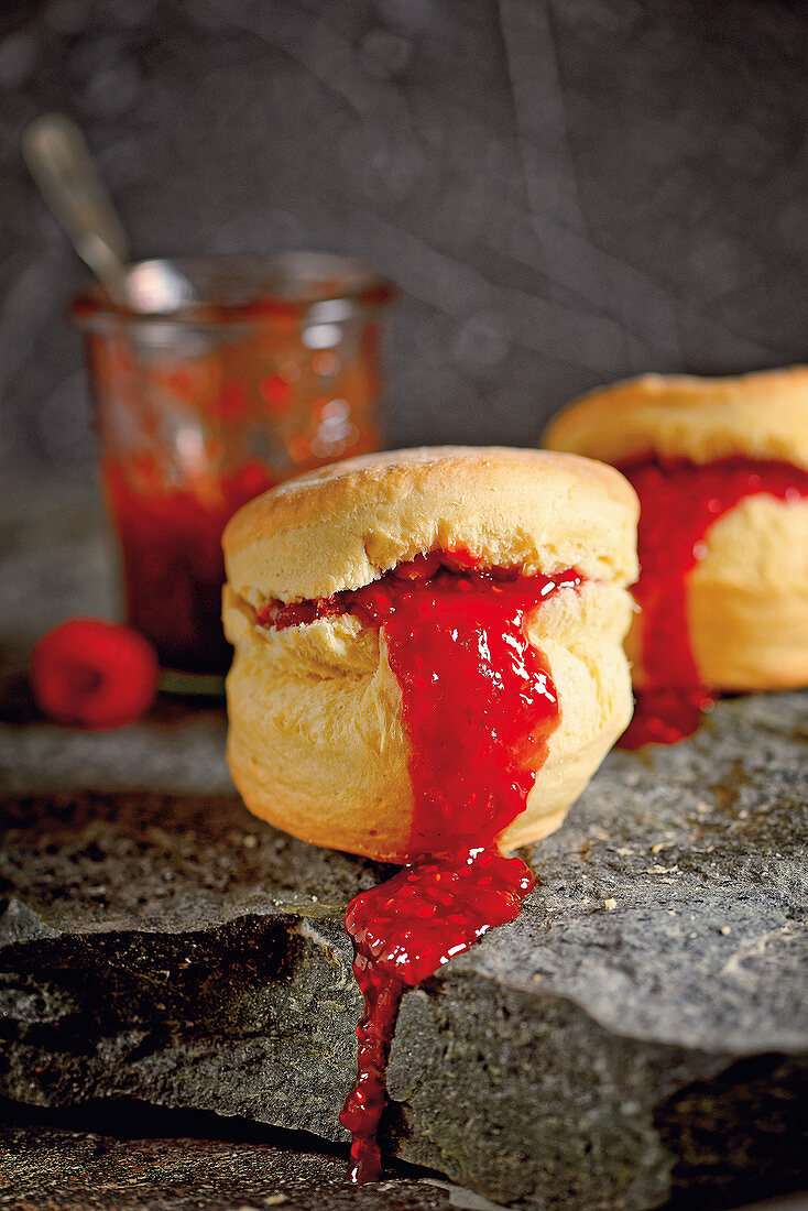 Grilled scones with a pepper and raspberry jam