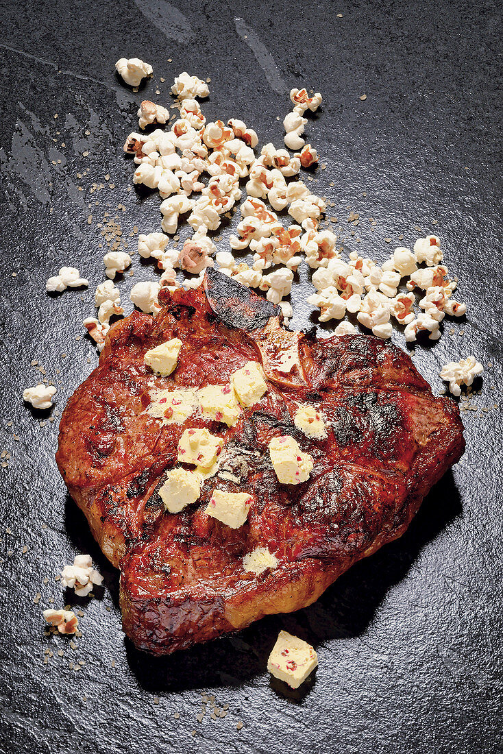 Porterhouse-Steak mit Salz-Popcorn und Passionsfrucht-Gin-Butter