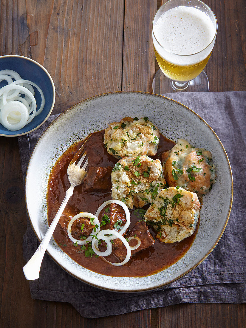 Gulasch mit Semmelknödeln