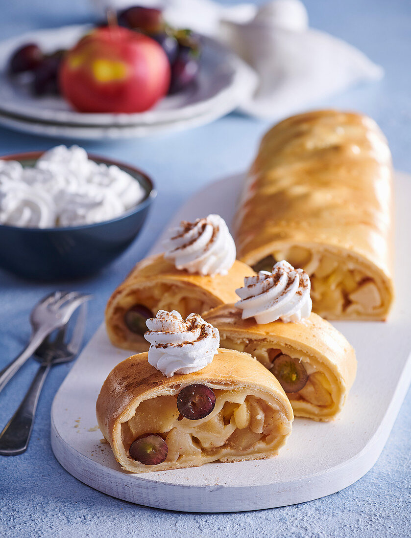 Whipped apple strudel with cream