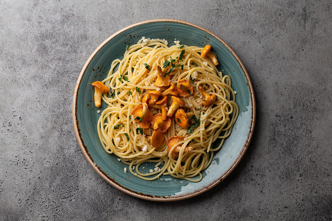 Pasta spaghetti with chanterelles and parmesan