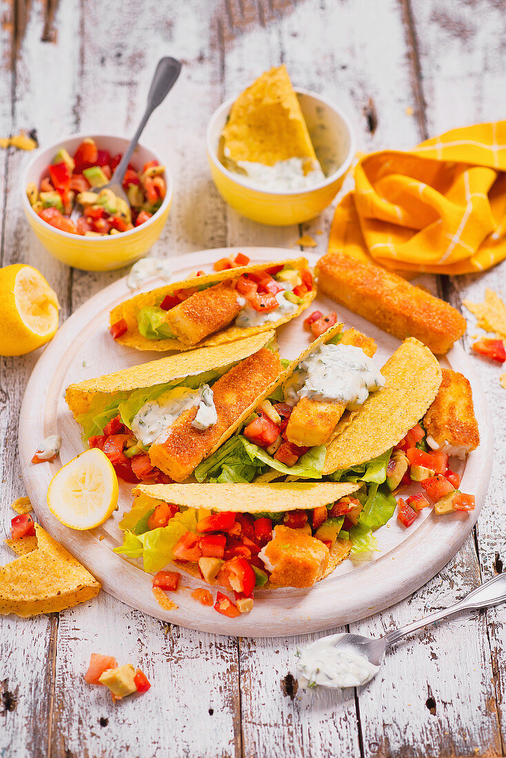 Tacos mit Halloumi-Sticks, Tomaten, Avocado, Salat und Tzatziki