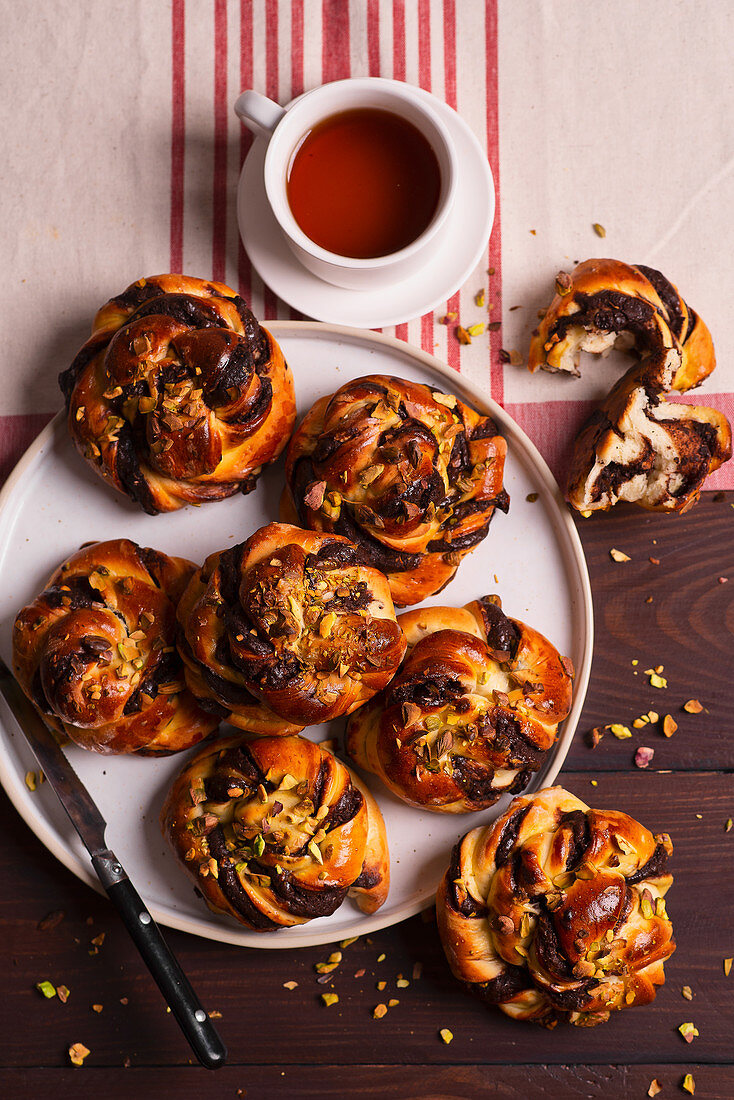 Yeast buns with chocolate and pistachios