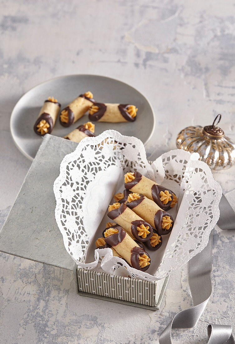 Nut cannolli - Nut tubes with salty caramel