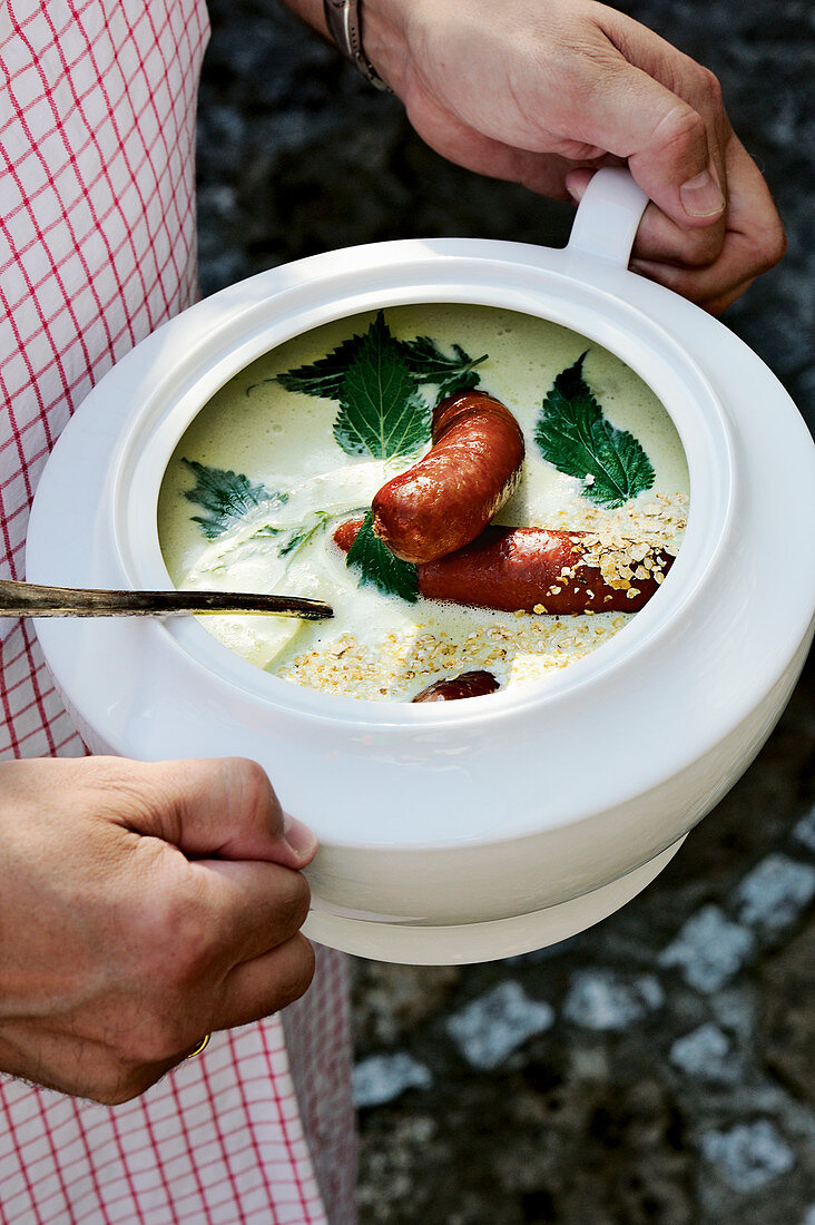 Nettle velvet soup with crab and roasted oat flakes