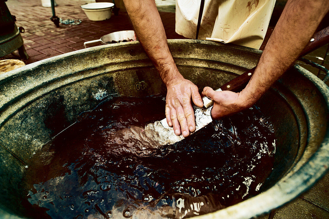 Hausschlachtung: Fleischerbeil im Wasserbottich reinigen