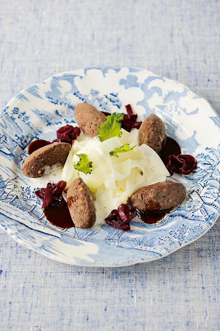 Leberknödel mit Kohlrabinudeln und Rouennaiser Sauce