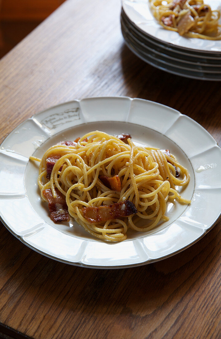 Spaghetti with cheese and pig cheek