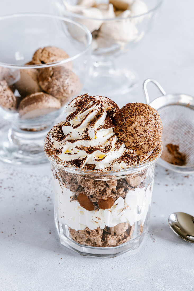 Trifle mit Schokoladen-Macarons, Ganache und Vanillesahne