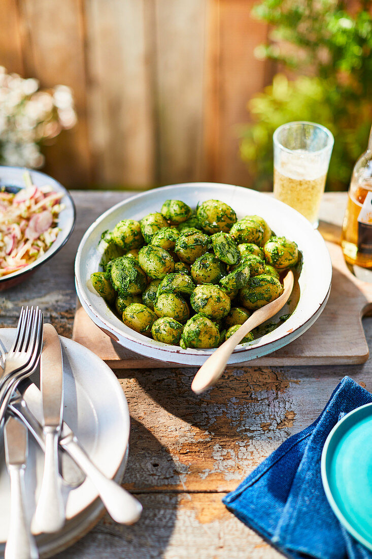 Kartoffelsalat mit Kräutern zum Mittsommerfest in Schweden