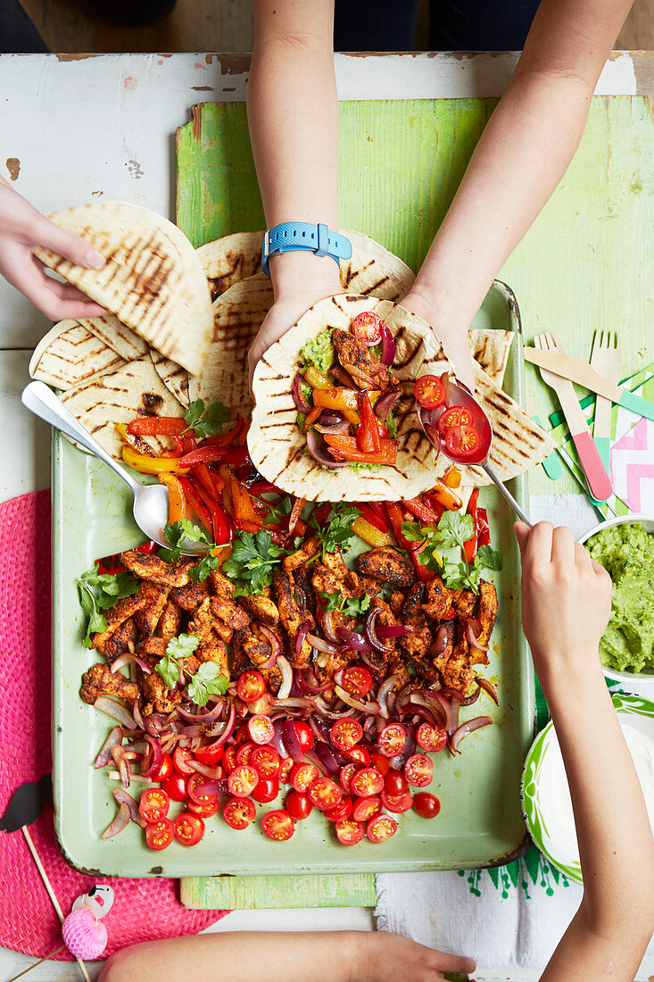 Fajitas mit Hähnchen und Tomaten