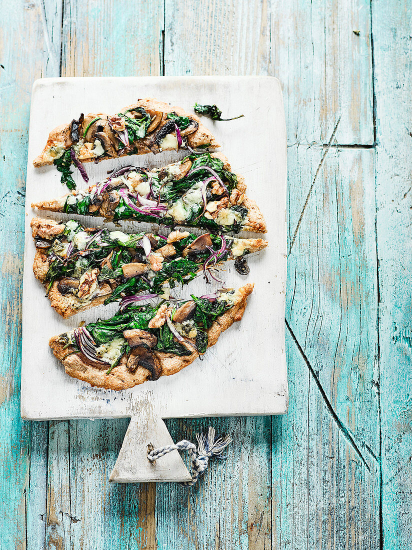 Spinach and blue cheese pizza