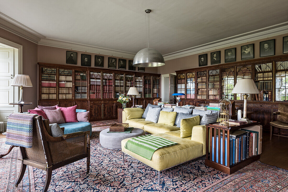 Bunte moderne Polstermöbel im Wohnzimmer mit Bibliothek