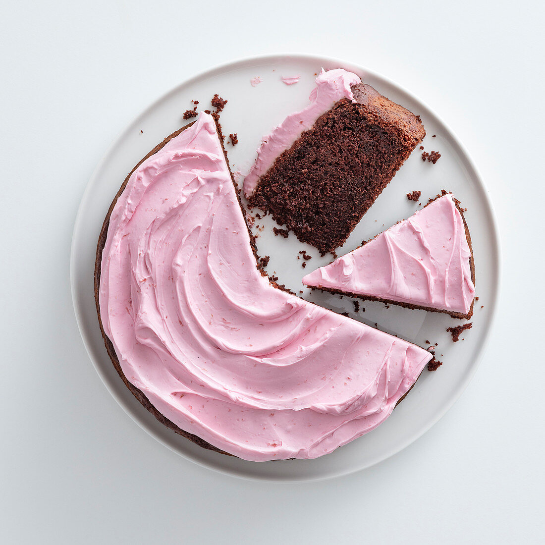 Rote-Bete-Kuchen mit Kakao und pinkfarbenem Zuckerguss