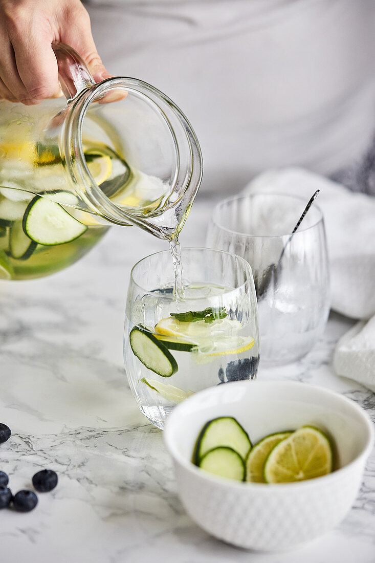 Infused Water mit Gurke, Limette und Zitrone