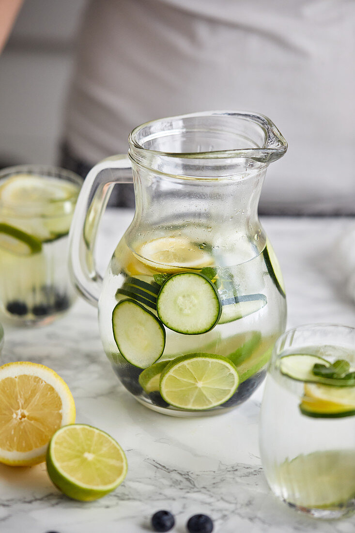 Infused Water mit Gurke, Limette und Zitrone