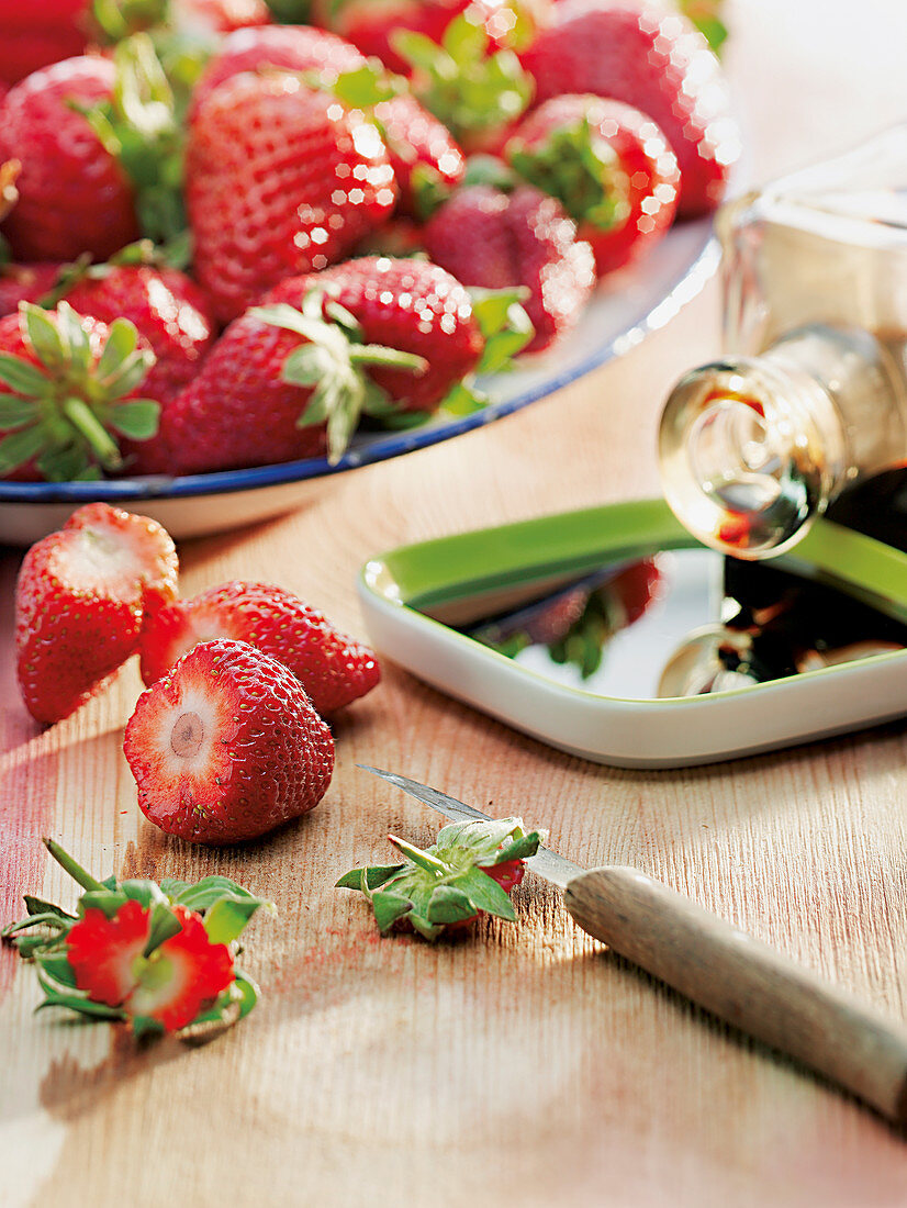 Stillleben mit Erdbeeren und Balsamico