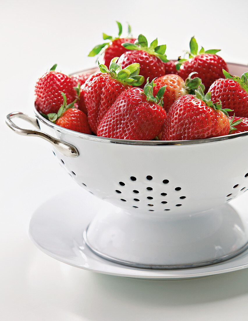 Konfitüre kochen - frische Erdbeeren im Seiher