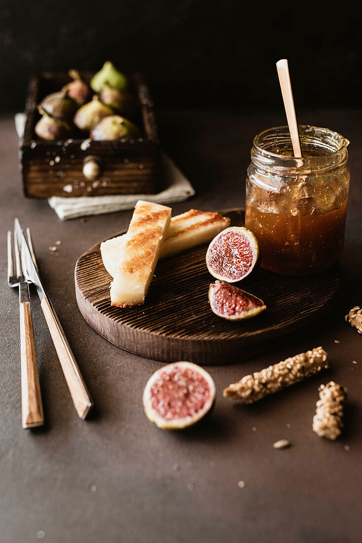 Baked cheese with fig marmelade