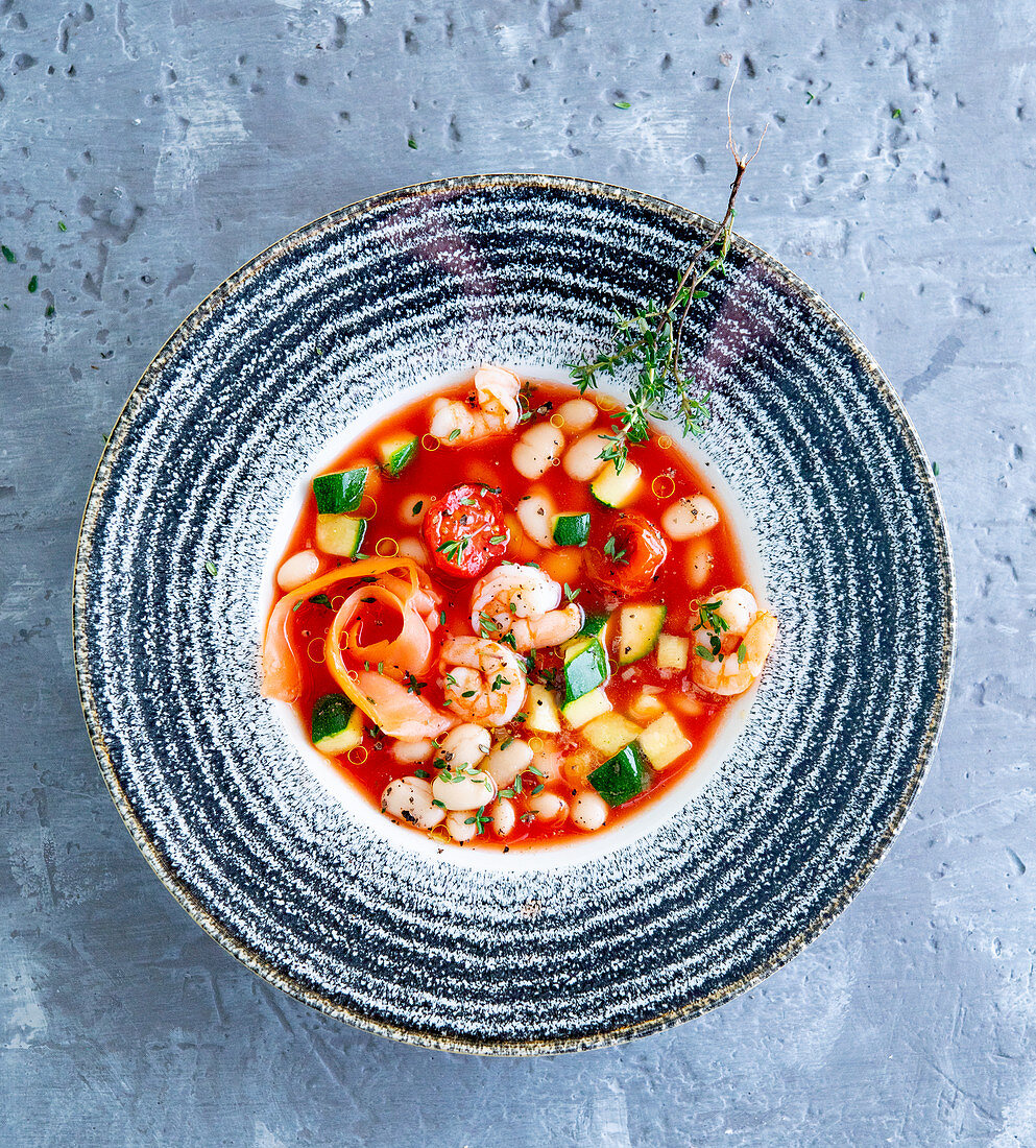 Tomato soup with prawns and vegetables