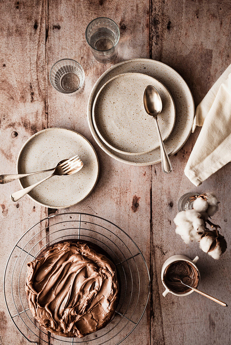 Schokoladenkuchen auf rustikal gedecktem Tisch