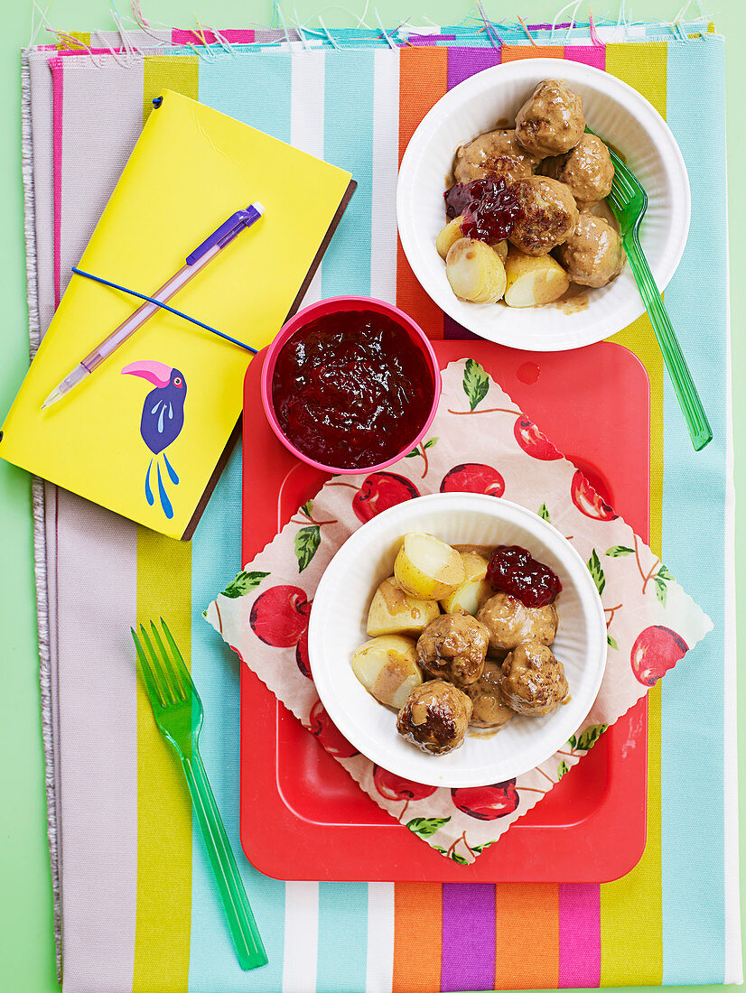 Hackbällchen mit Kartoffeln und Marmelade