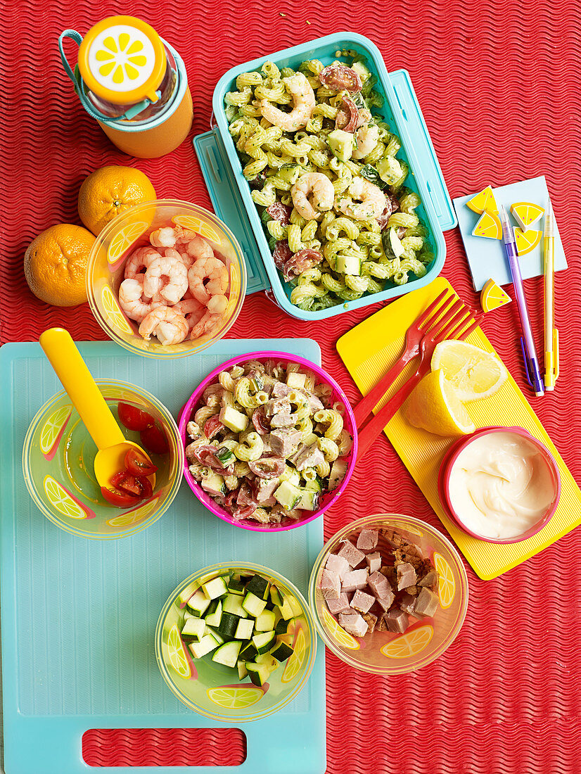 Nudelsalat mit Garnelen und Schinken für die Lunchbox