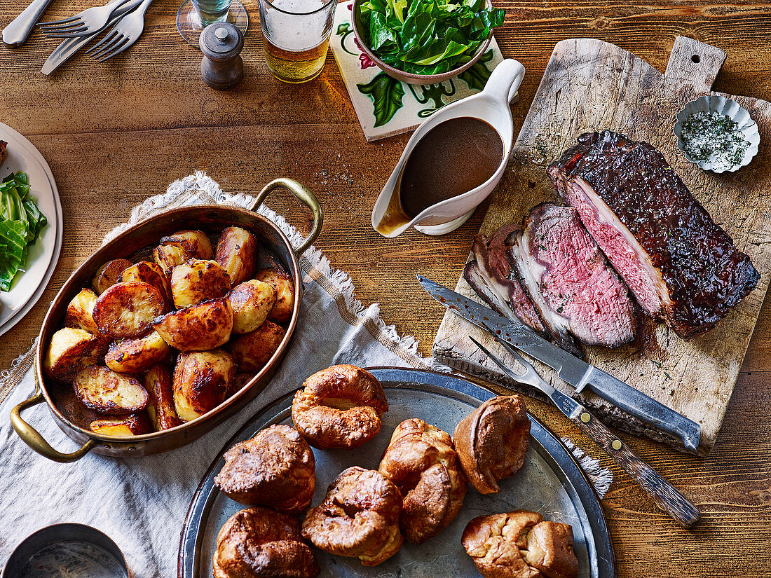 Lendenbraten mit Melassesirup dazu Bratkartoffeln und Yorkshire-Puddings