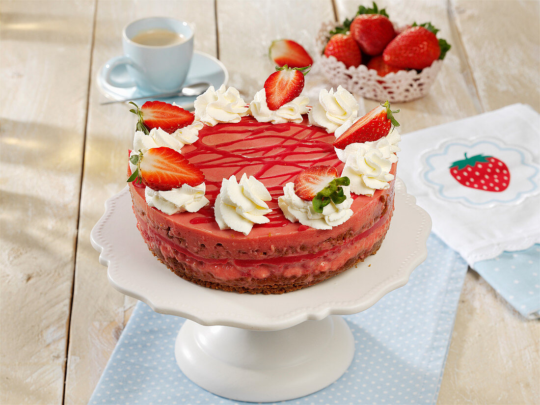 Crunchy strawberry ice cream cake