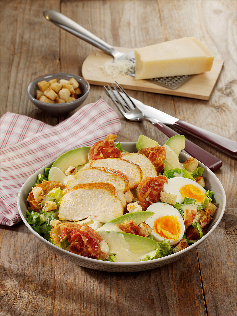 Ceasar Salad mit Avocado und hart gekochten Eiern