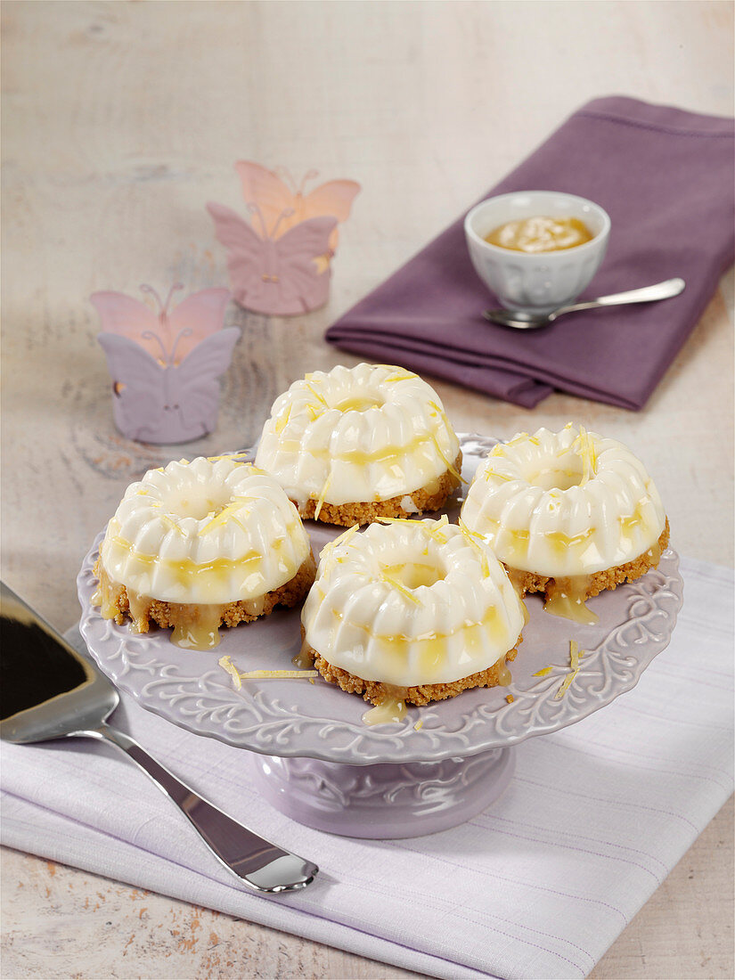 Cheesecake ice cream muffins with lemon curd