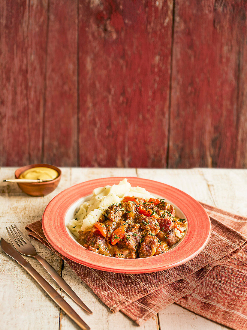 Schweinefleisch-Casserole mit Kartoffelpüree (Slow Cooking)