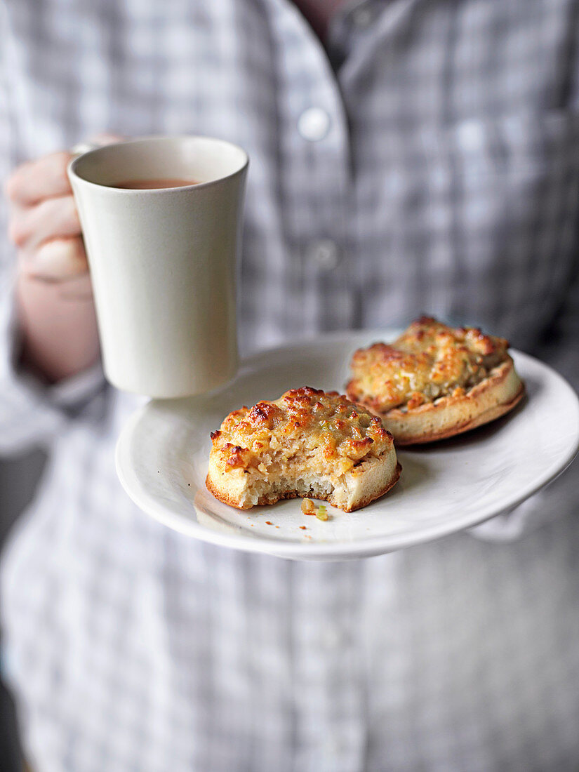 Crumpets mit Cheddar, Bier und Semmelbröseln