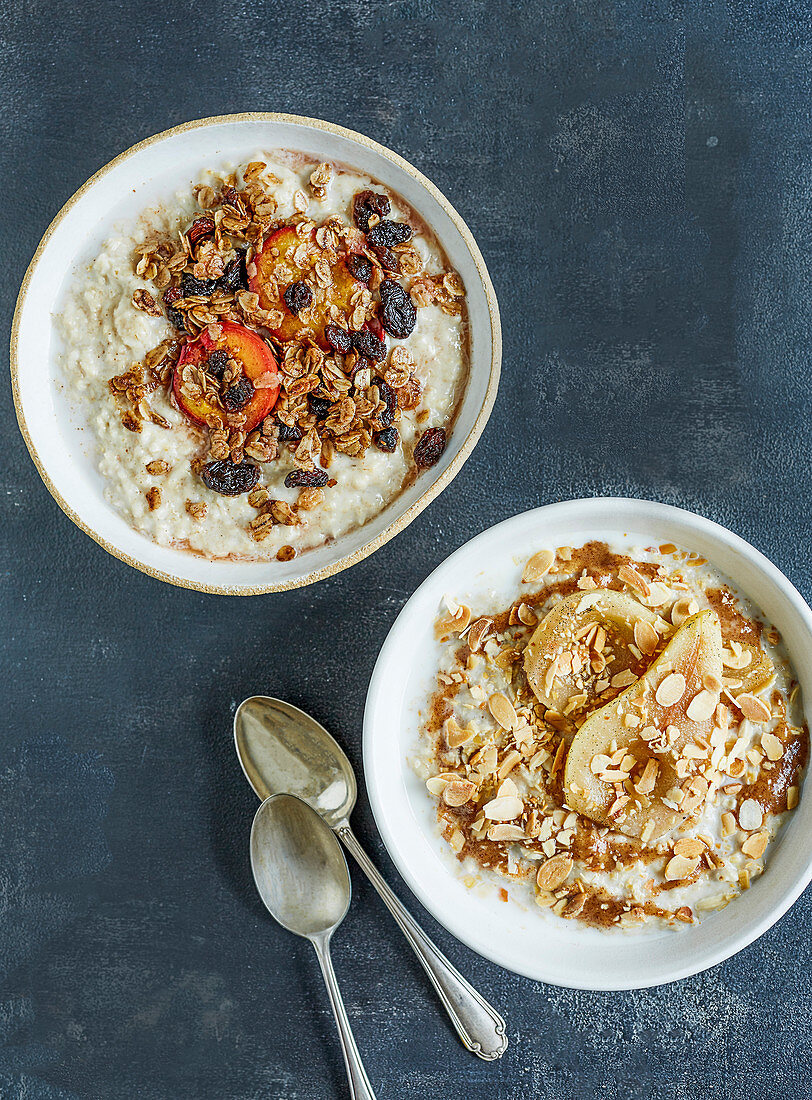 Porridge mit Pflaumen und Rosinen sowie Porridge mit Birnen und Mandeln